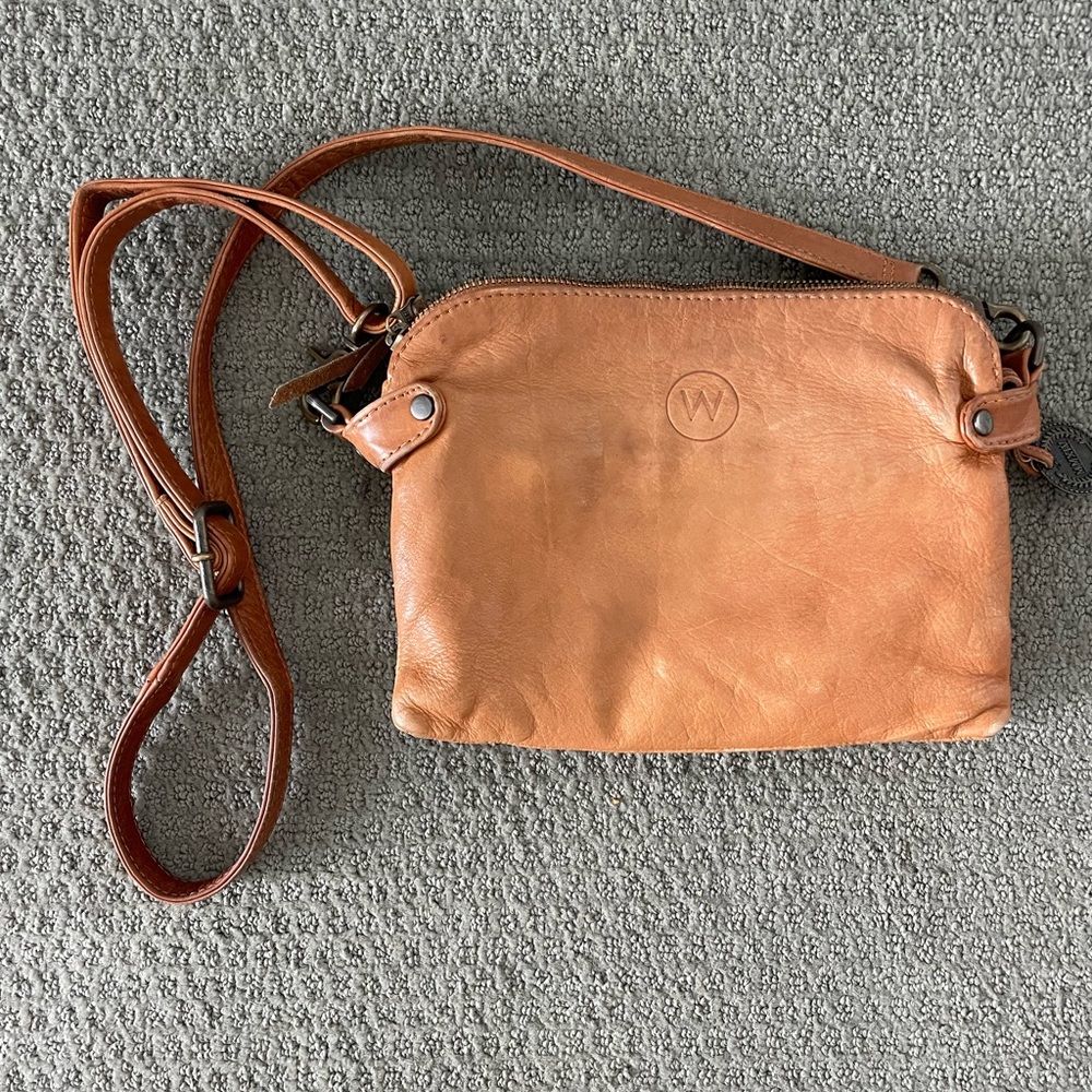 Wanderer’s Travel Co tan leather crossbody bag